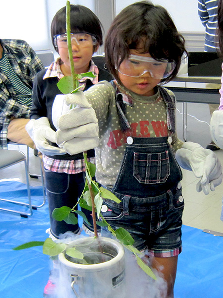 出前科学実験教室「やっToku,なっToku,Dai実験」　～－196℃の世界～